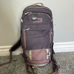 Dakine women’s syncline 12L pack with hydration straw NWT